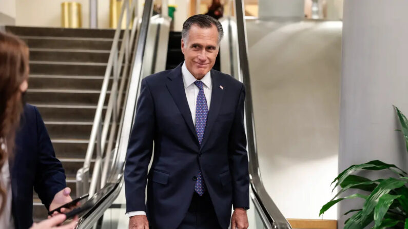 El senador Mitt Romney (R-Utah) camina por el subterráneo del Senado durante una votación en el Capitolio en Washington, el 16 de febrero de 2022. (Anna Moneymaker/Getty Images)
