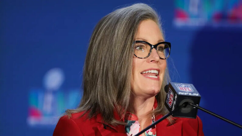 La gobernadora de Arizona, Katie Hobbs, habla durante la conferencia de prensa del Comité Anfitrión de la Super Bowl LVII en el Centro de Convenciones de Phoenix, Arizona, el 13 de febrero de 2023. (Carmen Mandato/Getty Images)