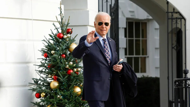 El presidente Joe Biden camina hacia el jardín sur antes de abordar el Marine One y salir de la Casa Blanca en Washington el 5 de diciembre de 2023. (Anna Moneymaker/Getty Images)