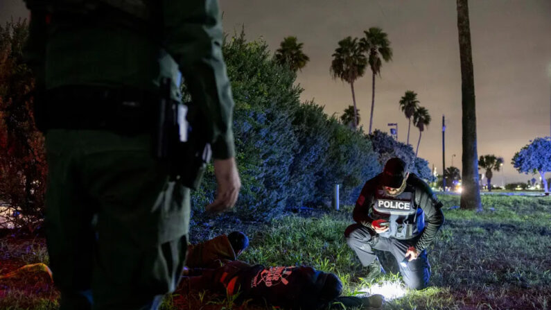 Agentes de la Patrulla Fronteriza y agentes del orden de Texas detienen a inmigrantes ilegales cerca de la frontera entre Estados Unidos y México en McAllen, Texas, el 1 de diciembre de 2022. (John Moore/Getty Images)
