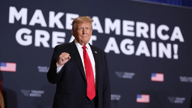 El candidato presidencial republicano y expresidente Donald Trump llega a un acto de campaña en el Hotel Hyatt de Coralville, Iowa, el 13 de diciembre de 2023. (Scott Olson/Getty Images)