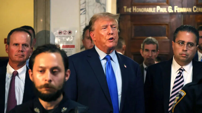 El expresidente Donald Trump hace una declaración al final del primer día de su juicio por fraude civil en la Corte Suprema del Estado de Nueva York en la ciudad de Nueva York el 2 de octubre de 2023. (Michael M. Santiago/Getty Images)