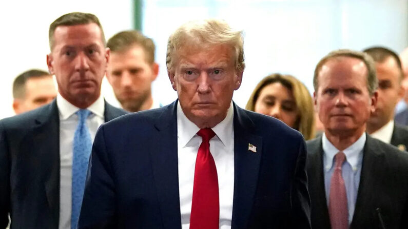 El expresidente Donald Trump abandona la sala durante un receso en el juicio por fraude civil contra la Organización Trump en la Corte Suprema del Estado de Nueva York en Nueva York el 7 de diciembre de 2023. (Timothy A. Clary/AFP vía Getty Images)