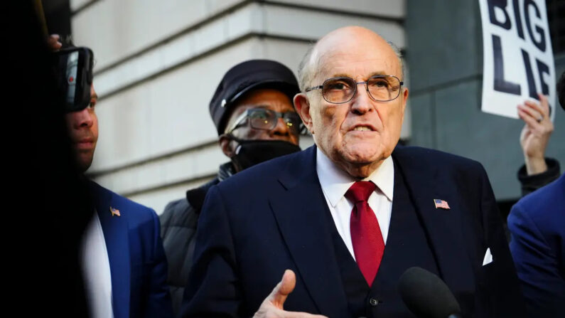 Rudy Giuliani, exabogado del expresidente Donald J. Trump, abandona el Tribunal de Distrito de EE. UU. E. Barrett Prettyman tras la deliberación del jurado en Washington el 15 de diciembre de 2023. (Madalina Vasiliu/The Epoch Times)