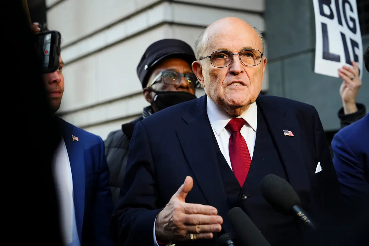 Cancelan programa de radio de Rudy Giuliani por hablar sobre elecciones presidenciales de 2020