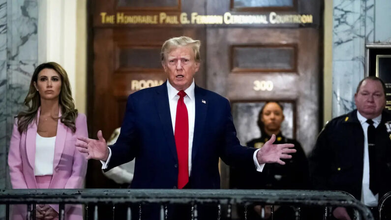 El expresidente Donald Trump habla con los medios de comunicación a su llegada a la Corte Suprema del Estado de Nueva York durante el juicio por fraude civil contra la Organización Trump, en Nueva York, el 7 de diciembre de 2023. (Timothy A. Clary/AFP vía Getty Images)
