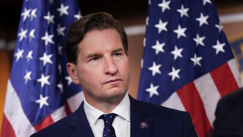 El representante Dean Phillips (D-Minn.) asiste a una rueda de prensa sobre las negociaciones con Irán en Capitol Hill, Washington, el 6 de abril de 2022. (Kevin Dietsch/Getty Images)
