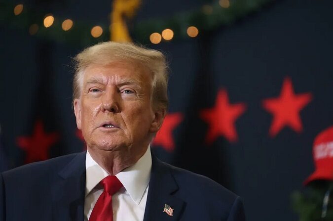 El candidato presidencial republicano y expresidente de Estados Unidos Donald Trump observa durante un acto de campaña en Waterloo, Iowa, el 19 de diciembre de 2023. (Scott Olson/Getty Images)
