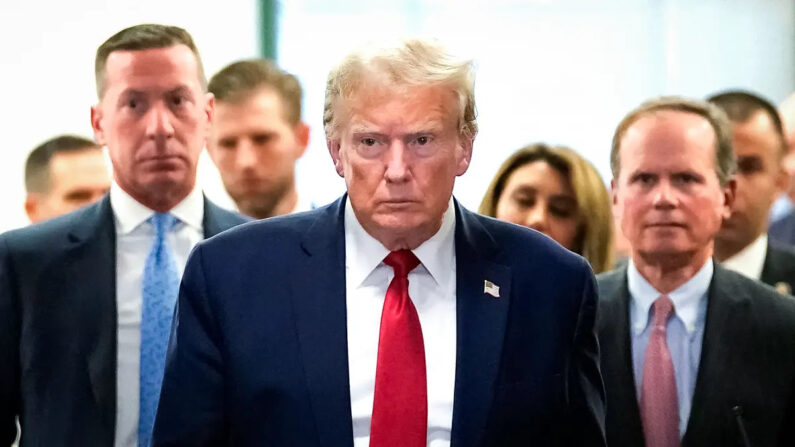 El expresidente Donald Trump abandona la sala durante un receso en el juicio por fraude civil contra la Organización Trump en la Corte Suprema del Estado de Nueva York en la ciudad de Nueva York el 7 de diciembre de 2023. (Timothy A. Clary/AFP vía Getty Images)