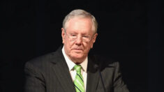Steve Forbes advierte que la economía estadounidense sufrirá «turbulencias» en 2024
