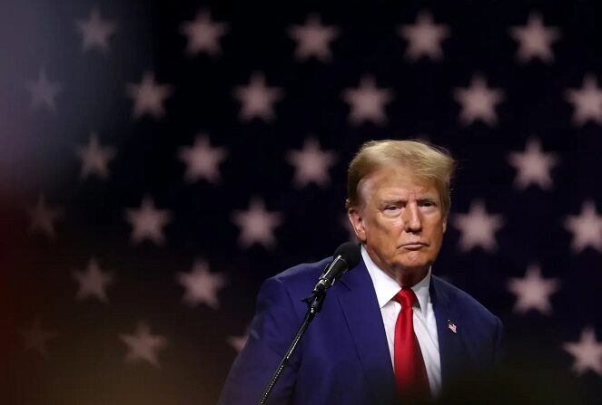 El candidato presidencial republicano, el expresidente de Estados Unidos Donald Trump, pronuncia un discurso durante un mitin de campaña en el Centro de Convenciones de Reno-Sparks en Reno, Nevada, el 17 de diciembre de 2023. (Justin Sullivan/Getty Images)