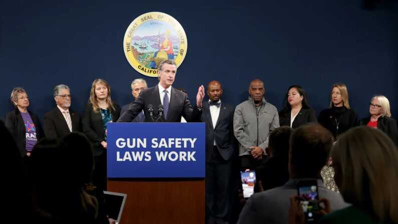 El gobernador de California, Gavin Newsom, en una rueda de prensa en Sacramento el 1 de febrero de 2023, anunciando una nueva ley para establecer normas más estrictas para los titulares de permisos de portación oculta de armas para llevar un arma de fuego en público. (Justin Sullivan/Getty Images)