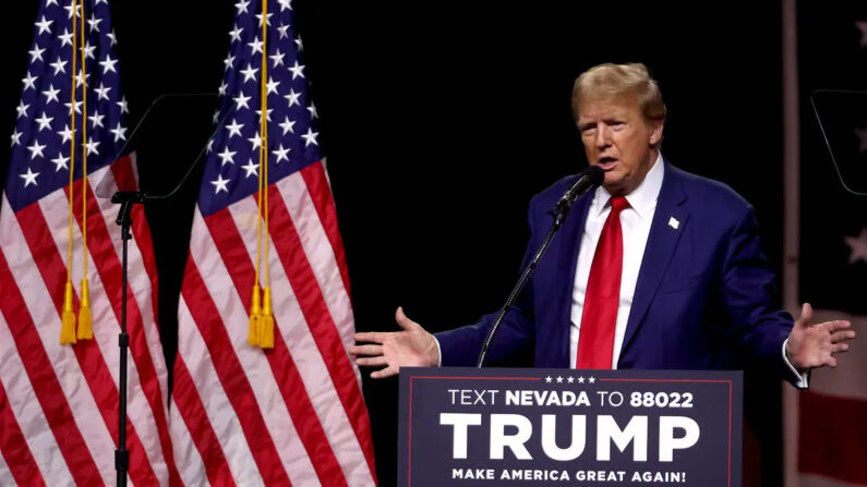 El candidato presidencial republicano, el expresidente Donald Trump, pronuncia un discurso durante un mitin de campaña en el Centro de Convenciones Reno-Sparks en Reno, Nevada, el 17 de diciembre de 2023. (Justin Sullivan/Getty Images)