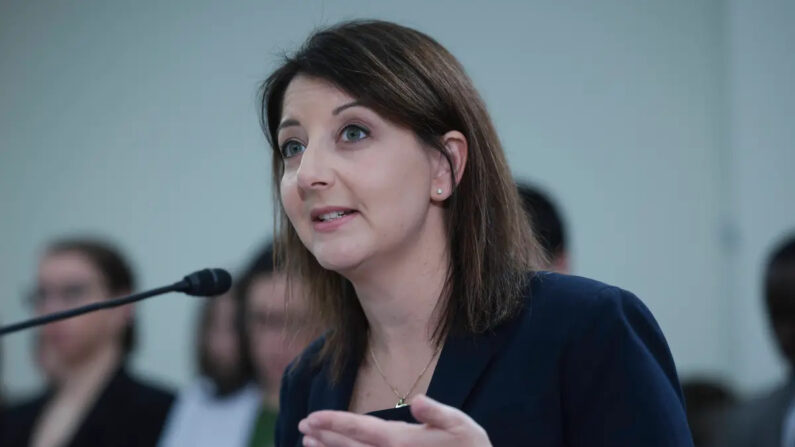 La directora de los Centros para el Control y la Prevención de Enfermedades, Mandy Cohen, testifica ante el Subcomité de Supervisión e Investigaciones de la Cámara de Representantes el 30 de noviembre de 2023 en Washington, DC. (Win McNamee/Getty Images)