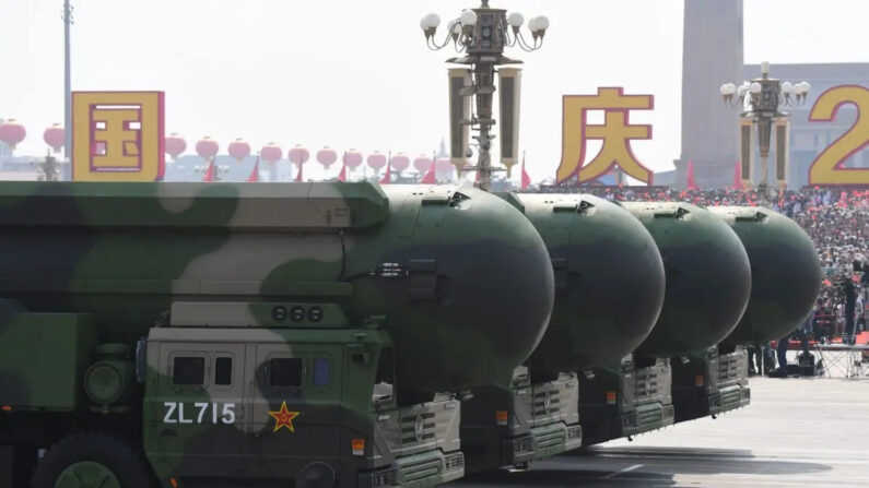  Los misiles balísticos intercontinentales con capacidad nuclear DF-41 de China durante un desfile militar en la plaza de Tiananmen, en Beijing, el 1 de octubre de 2019. (Greg Baker/AFP vía Getty Images)