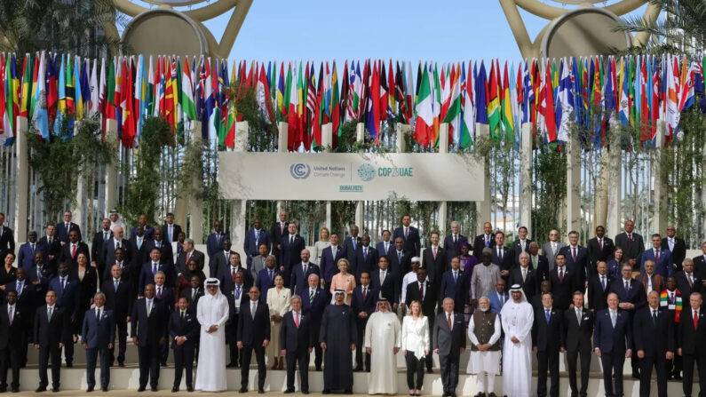 Los líderes mundiales participantes y los delegados posan para una foto durante la cumbre climática de la ONU COP28 en Dubai, Emiratos Árabes Unidos, el 1 de diciembre de 2023. (Giuseppe Cacace/AF