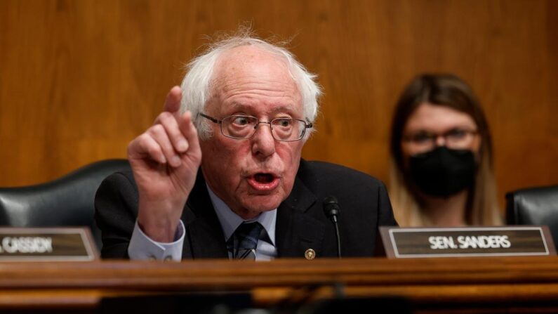 El presidente de la Comisión de Salud, Educación, Trabajo y Pensiones del Senado, Bernie Sanders (I-Vt.), en Washington el 20 de abril de 2023. (Chip Somodevilla/Getty Images)