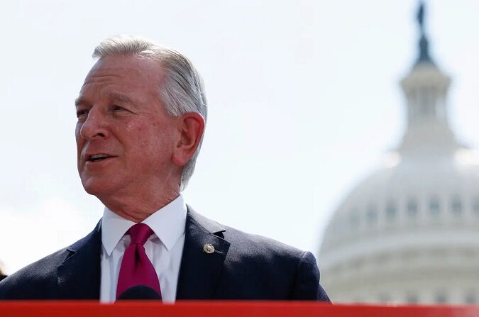 El senador Tommy Tuberville (R-Ala.) habla en una rueda de prensa frente al Capitolio de EE. UU. en Washington el 27 de abril de 2023. (Anna Moneymaker/Getty Images)