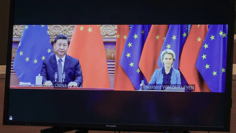 El líder chino, Xi Jinping, y la presidenta de la Comisión Europea, Ursula von der Leyen, hablan por videoconferencia con el presidente del Consejo Europeo y responsable de política exterior de la Unión Europea durante una cumbre UE-China en el edificio del Consejo Europeo en Bruselas el 1 de abril de 2022. (Olivier Matthys/Pool/AFP vía Getty Images)