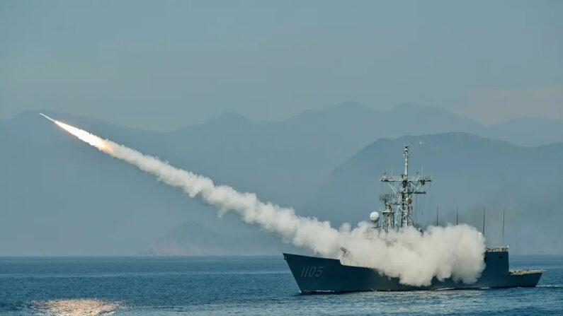 La armada taiwanesa lanza un misil Standard de fabricación estadounidense desde una fragata durante un ejercicio anual en el mar cerca del puerto naval de Suao, en Taiwán, el 26 de julio de 2022. (Sam Yeh/AFP vía Getty Images)
