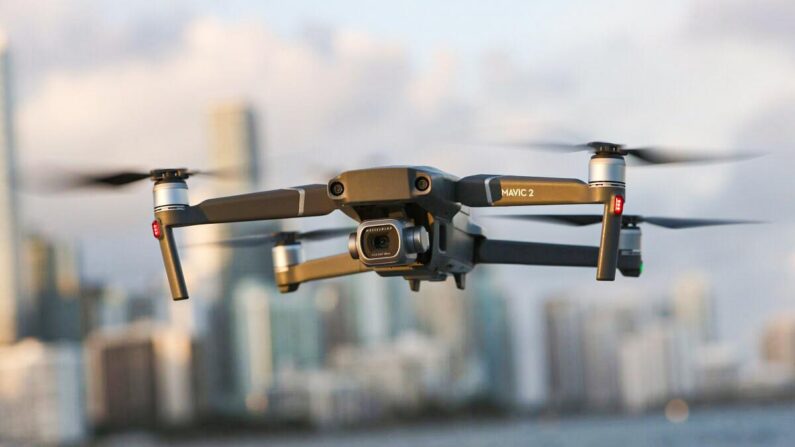 En esta ilustración fotográfica, un DJI Mavic 2 Pro fabricado por el fabricante chino de drones planea en su lugar en Miami, Florida, el 15 de diciembre de 2021. (Joe Raedle/Getty Images)