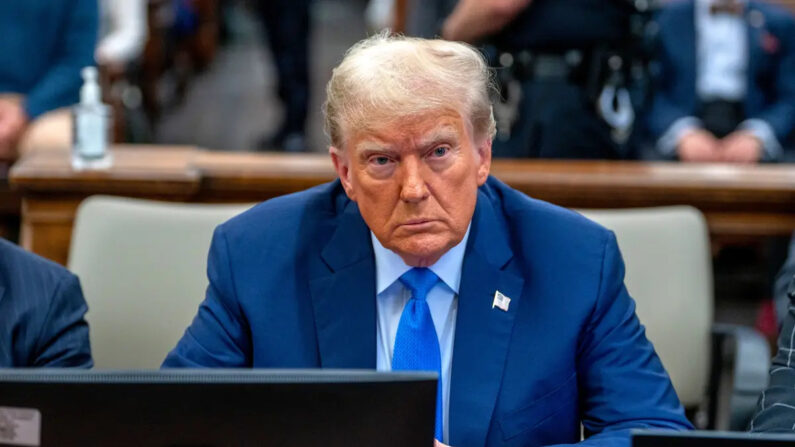 El expresidente Donald Trump se prepara para testificar durante su juicio en la Corte Suprema del Estado de Nueva York en la ciudad de Nueva York el 6 de noviembre de 2023. (David Dee Delgado/Getty Images)