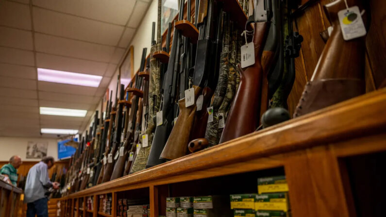 Clientes compran armas de fuego en la tienda McBride Guns Inc. de Austin, Texas, el 25 de agosto de 2023. (Brandon Bell/Getty Images)