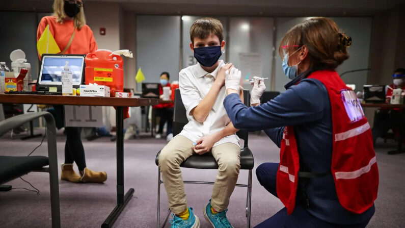 Un niño recibe una dosis de la vacuna contra el COVID-19 de Pfizer BioNTech en el Centro Gubernamental del Condado de Fairfax en Annandale, Virginia, el 4 de noviembre de 2021. (Chip Somodevilla/Getty Images)