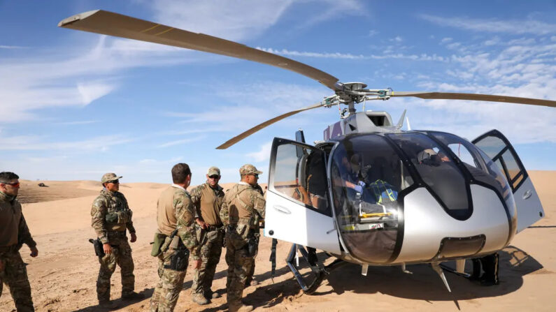 Agentes de la Patrulla Fronteriza cargan a un paciente herido en un helicóptero de espera en el condado de Imperial, cerca de la frontera entre Estados Unidos y México, California, el 30 de noviembre de 2019. (Charlotte Cuthbertson/The Epoch Times)