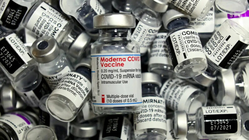  Viales vacíos de la vacuna contra COVID-19 en un centro de vacunación en Rosenheim, Alemania, el 20 de abril de 2021. (Christof Stache/AFP vía Getty Images)
