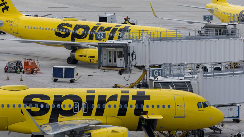 Aviones de Spirit Airlines se preparan para el vuelo en el Aeropuerto Internacional Fort Lauderdale-Hollywood en Fort Lauderdale, Florida, el 16 de mayo de 2022. (Joe Raedle/Getty Images)