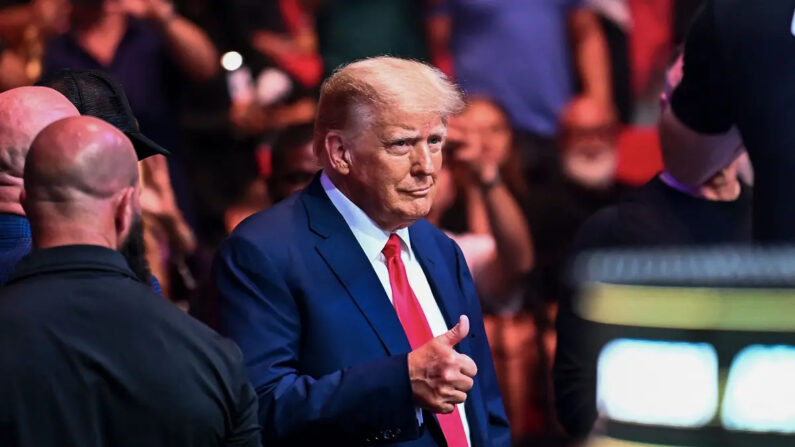 El ex presidente Donald Trump asiste al evento de artes marciales mixtas Ultimate Fighting Championship (UFC) 287 en el Kaseya Center de Miami el 8 de abril de 2023. (Chandan Khanna/AFP vía Getty Images)