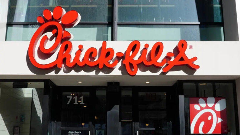 Vista exterior de Chick-fil-A durante la pandemia de coronavirus en Nueva York el 12 de mayo de 2020. (Cindy Ord/Getty Images)