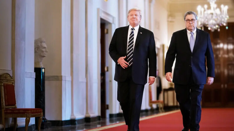 El presidente Donald Trump (I) y el fiscal general William Barr en la Casa Blanca el 22 de mayo de 2019. (Chip Somodevilla/Getty Images)