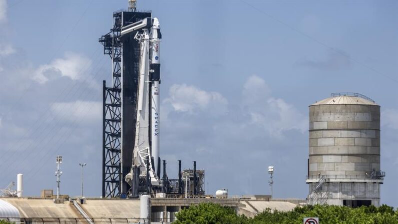 Según confirmó SpaceX en una publicación en X (antes Twitter), un cohete propulsor Falcon 9, que era el más longevo de la flota de la firma, se cayó cuando viajaba hacia un puerto de Florida, producto de los fuertes vientos y olas, y se partió en dos. EFE/EPA/Cristobal Herrera-Ulashkevich/Archivo