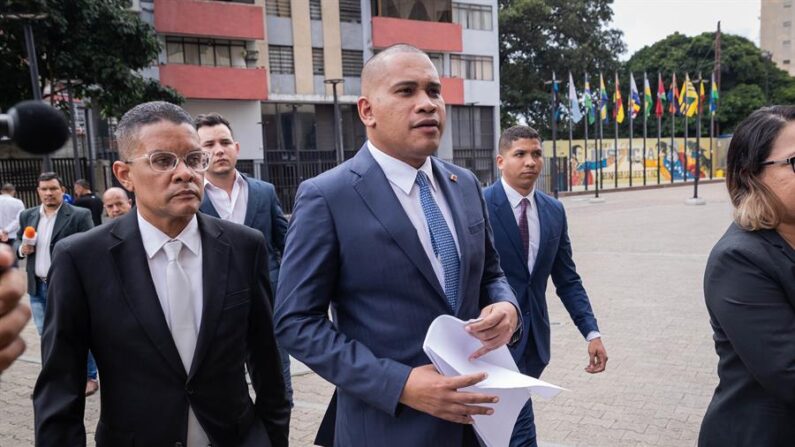 Leocenis García (c) llega el 7 de diciembre de 2023 a la sede del Tribunal Supremo de Justicia (TSJ), en Caracas (Venezuela). EFE/ Rayner Peña R