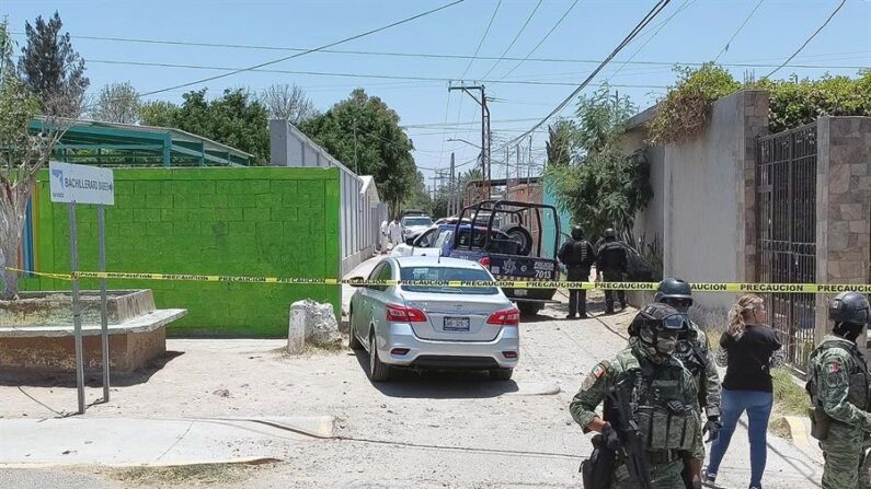 Una foto de archivo de personal de la Policía Municipal y del Ejército Mexicano resguardan la zona donde se efectuó un asesinato en Celaya, Guanajuato, México. (EFE/ Str)