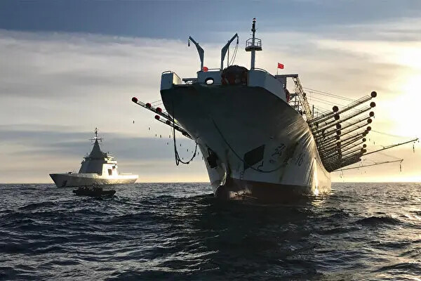 La imagen muestra un buque pesquero chino faenando ilegalmente en la zona económica exclusiva de Argentina el 4 de mayo de 2020. (Handout/Oficina de Prensa de la Armada Argentina/AFP/Getty Images)