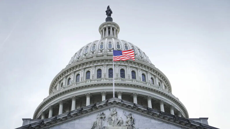 La bandera de Estados Unidos en la cúpula del Capitolio de la nación, en Washington, el 12 de mayo de 2023. (Madalina Vasiliu/The Epoch Times)
