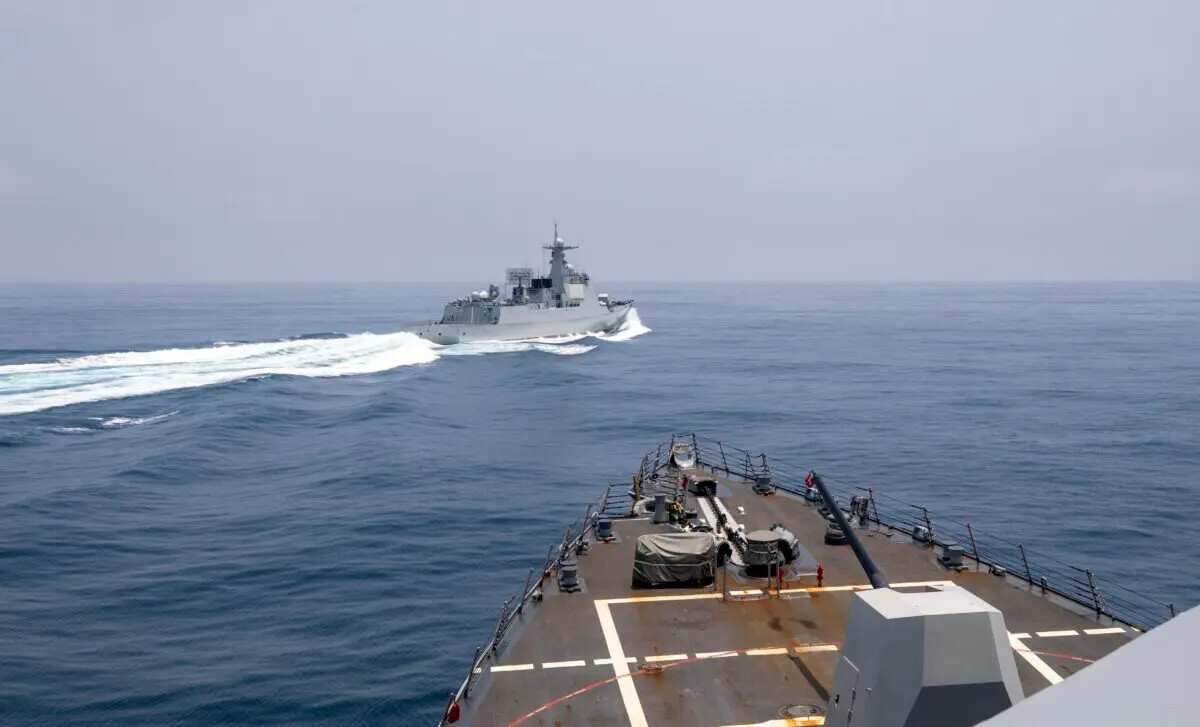 Un buque de la marina china cruza por delante del destructor Chung-Hoon de la marina estadounidense en una maniobra "insegura" en el estrecho de Taiwán, el 3 de junio de 2023. (Especialista en Comunicación de Masas de 1ª Clase Andre T. Richard/Marina de EE.UU. vía AP)