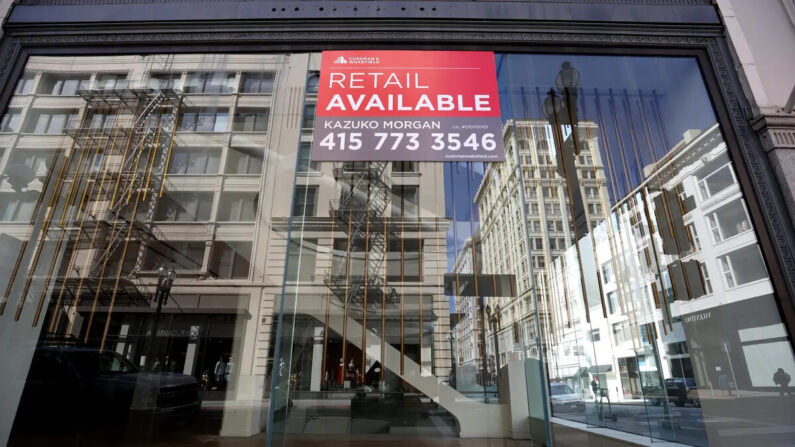 Un cartel de alquiler cuelga en la ventana de un negocio cerrado en San Francisco, California, el 16 de abril de 2021. (Justin Sullivan/Getty Images)
