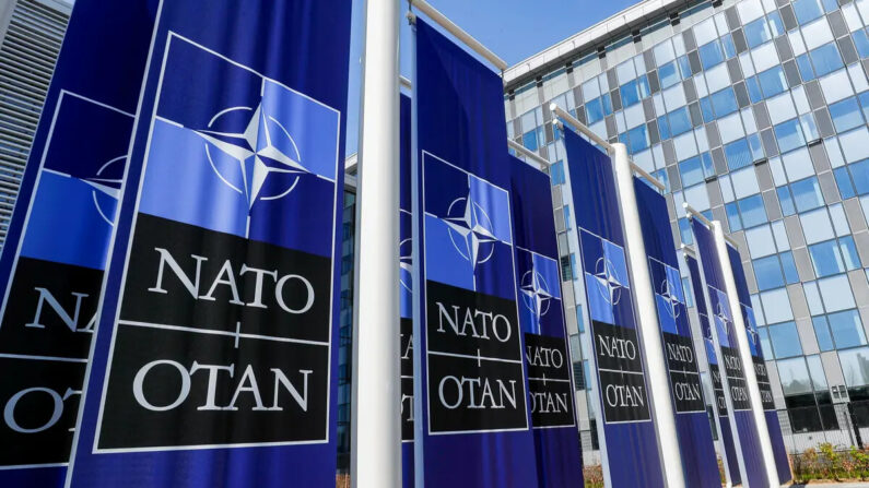 Pancartas con el logotipo de la OTAN se colocan en la entrada de la nueva sede de la OTAN durante el traslado al nuevo edificio, en Bruselas, Bélgica, el 19 de abril de 2018. (Yves Herman/Reuters)