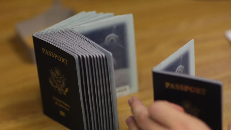 Un empleado de procesamiento de pasaportes utiliza una pila de pasaportes en blanco para imprimir uno nuevo en la Agencia de Pasaportes de Miami, en Miami, el 22 de junio de 2007. (Joe Raedle/Getty Images)
