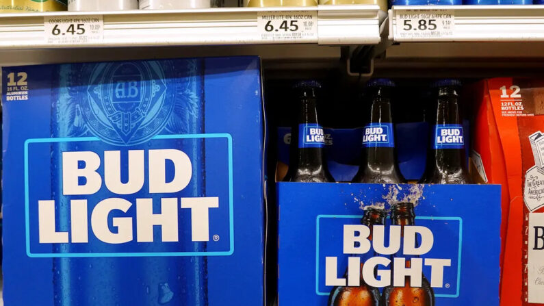 Bud Light, fabricada por Anheuser-Busch, en una tienda de Miami el 27 de julio de 2023. (Joe Raedle/Getty Images)