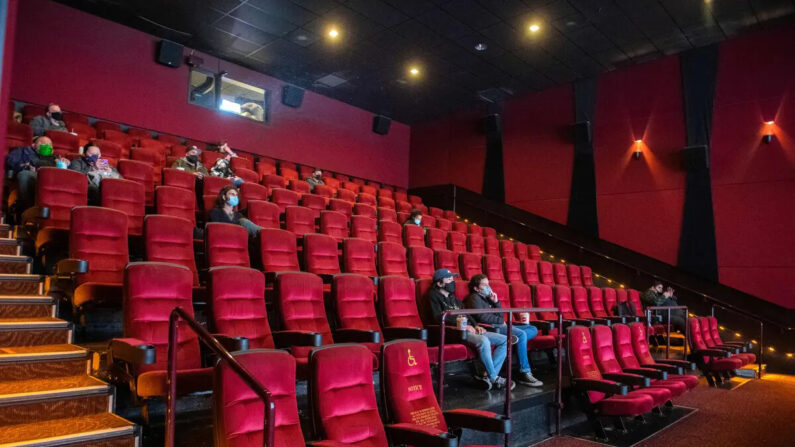 Los espectadores esperan el comienzo de una película en el cine AMC Burbank en Burbank, California, el 15 de marzo de 2021. (Valerie Macon/AFP vía Getty Images)