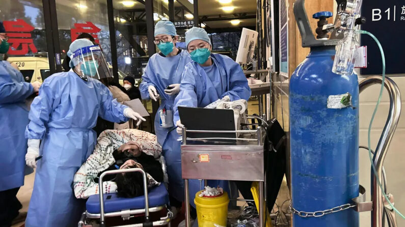Trabajadores sanitarios atienden a un paciente de COVID en Shanghai el 14 de enero de 2023. (Kevin Frayer/Getty Images)