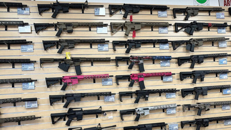 Armas de fuego expuestas en Gun Effects en Los Ángeles el 8 de septiembre de 2023. (Christina Corona/NTD)