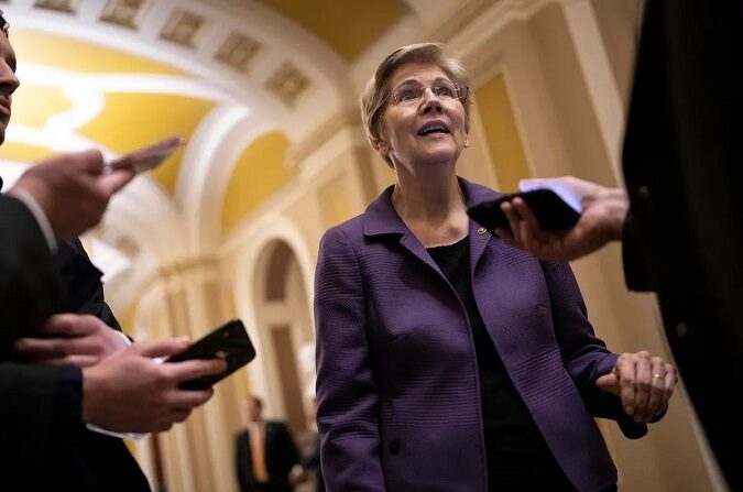 La senadora demócrata Elizabeth Warren habla con los periodistas de camino a un almuerzo a puerta cerrada con los demócratas del Senado en el Capitolio de EE. UU. en Washington el 22 de marzo de 2023. (Drew Angerer/Getty Images)