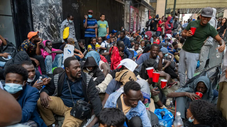 Decenas de inmigrantes ilegales recién llegados acampan frente al Hotel Roosevelt de Nueva York, convertido en centro de acogida, mientras intentan conseguir un alojamiento temporal en la ciudad de Nueva York, el 1 de agosto de 2023. (Spencer Platt/Getty Images)