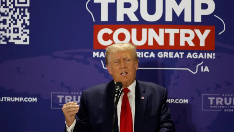 El presidente y aspirante a la presidencia en 2024 Donald Trump habla en un evento del Equipo Trump en Iowa en Maquoketa, Iowa, el 20 de septiembre de 2023. (Kamil Krzaczynski/AFP vía Getty Images)